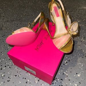 BNWT : Betsey Johnson Peeptoe Chiffon and Gold pumps
